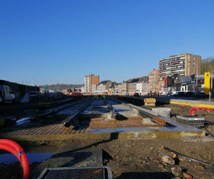 Chantier du tramway de Liège, construction du sol et des rails